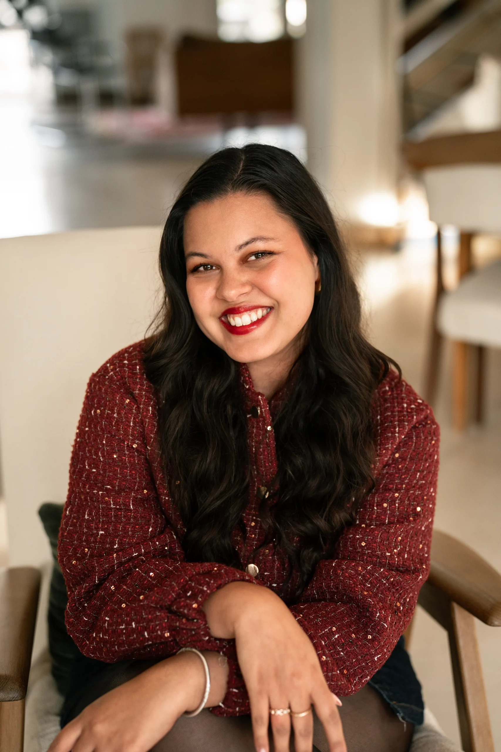 Entrepreneuse souriante photographiée pendant Shake ton Réseau